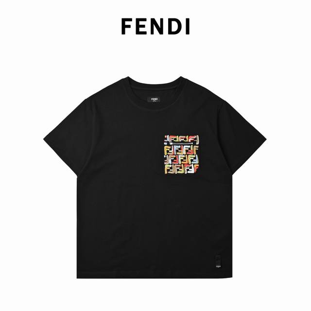 fendi 芬迪 彩F拉链口袋短袖T恤 原版7,700购买 采用50S双股丝光165G 搭配32S棉盖丝 G 双股结构意味着纱线由两根单纱合并而成 增加了布料的
