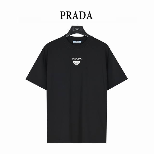prada 普拉达 25Ss 领口金属三角徽标及字母印花短袖T恤 基础款我们最在意的就是面料和版型 p家经典修身版型 特殊立裁工艺 上身线条流畅 不管偏胖或是胖
