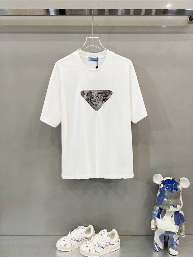 prada 普拉达 25Ss 镭射胶印三角短袖 采用顶级280克定制双纱纯棉面料质感非常柔软舒服 搭配320克1X1螺纹 面料螺纹同缸定染无色差不易变形 定制