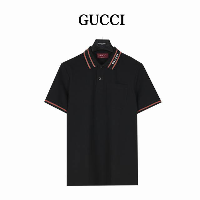 gucci 古驰领口字母短袖polo衫 这款单品出自Gucci Lido系列 设计灵感源自意大利海岸的夏日风情和海滩俱乐部 这款弹力珠地棉polo衫以白色为基调