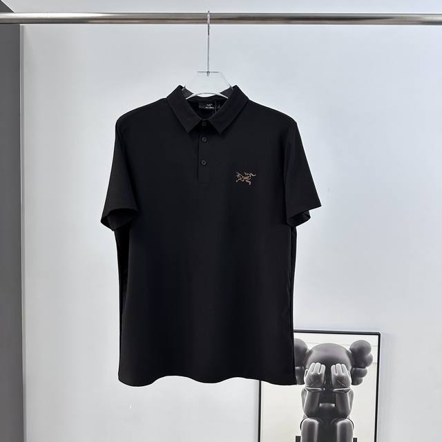 arcteryx 始祖鸟 刺绣金标Logo 翻领短袖polo衬衫 此款以其独特的刺绣金标Logo彰显品牌尊贵 采用冰丝面料 速干透气 穿着舒适凉爽 非常适合夏日
