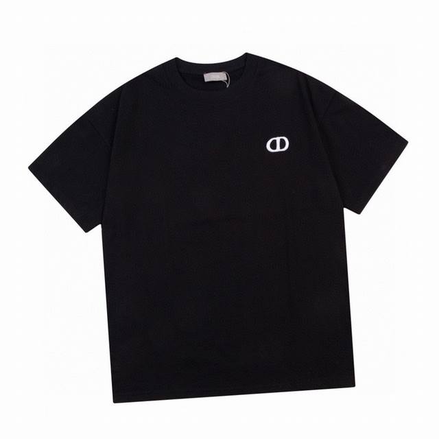迪奥 Dior 夏季新款高端品质 经典Cd字母刺绣圆领短袖T恤 非常简约大气的一款 无论是上身舒适度都是无可比拟的存在 诠释你的奢华与品位 打造你的时尚风情魅力