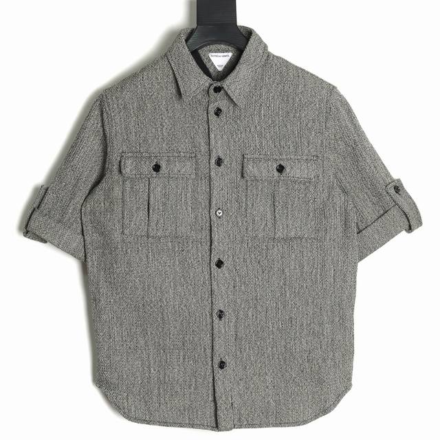 bottega Veneta 葆蝶家 Bv 25Ss 秀款工装短袖衬衫 纯棉混纺面料 采用高支双股埃及棉与微量桑蚕丝混纺 通过剑杆织机以28针 厘米的密度织造确