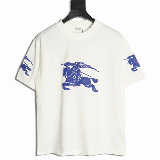 burberry 巴宝莉 25Ss 发泡大战马短袖T恤 面料采用定制240G 26支特滑双股精棉平纹高密无尘全棉布料 前幅高密度加厚 走线平整 代工品质 全套定