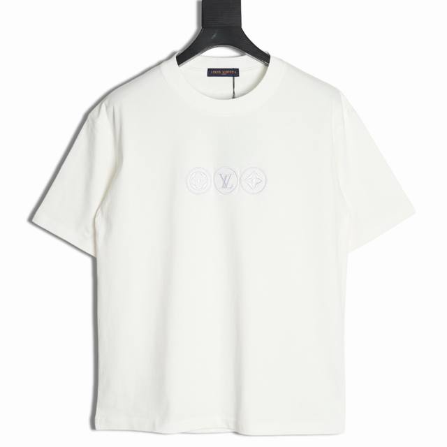 louis Vuitton 路易威登 Lv 25Ss 刺绣三花短袖T恤 面料采用定制240G 26支特滑双股精棉平纹高密无尘全棉布料 前幅高密度加厚 走线平整