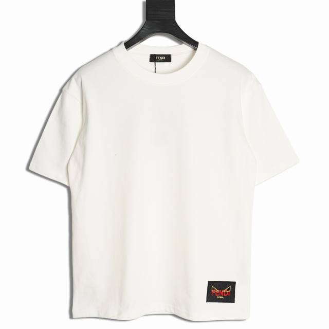 fendi 芬迪 25Ss 下摆标签短袖T恤 面料采用定制240G 26支特滑双股精棉平纹高密无尘全棉布料 前幅高密度加厚 走线平整 代工品质 全套定制辅料 尺