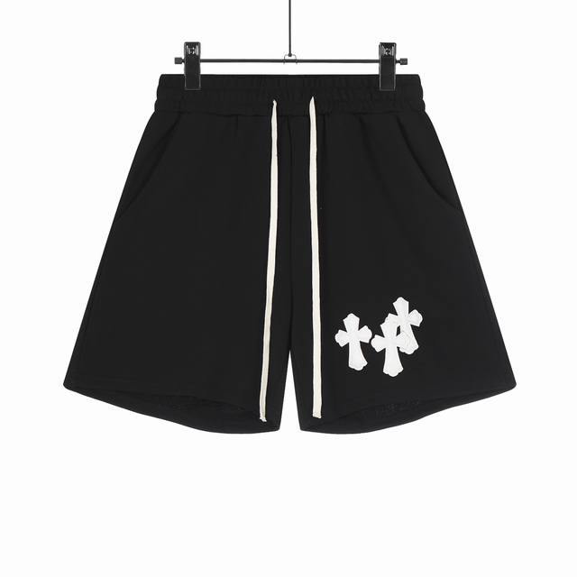高版本Chrome Hearts 克罗心皮标十字短裤 男女同款 采用100%纯棉毛圈面料 棉质细腻柔软轻薄透气 前后小羊皮制成的十字架贴饰 质感油亮光泽 皮质的