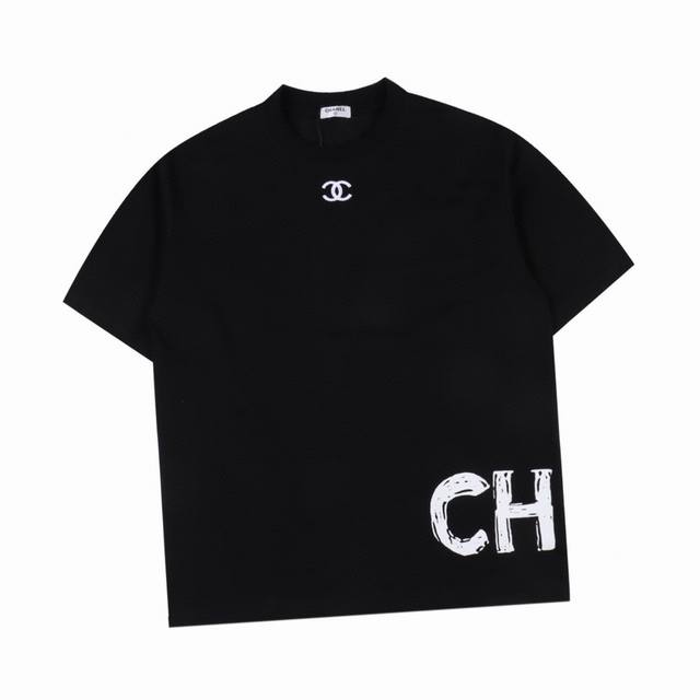 香奈儿Chane 春夏新款高 领口刺绣下摆字母印花圆领短袖T恤 胸前顶级刺绣图案Logo 简约百搭款 面料棉 不仅挺括 保持潮流的廓形 又穿着舒适 纱织更细腻