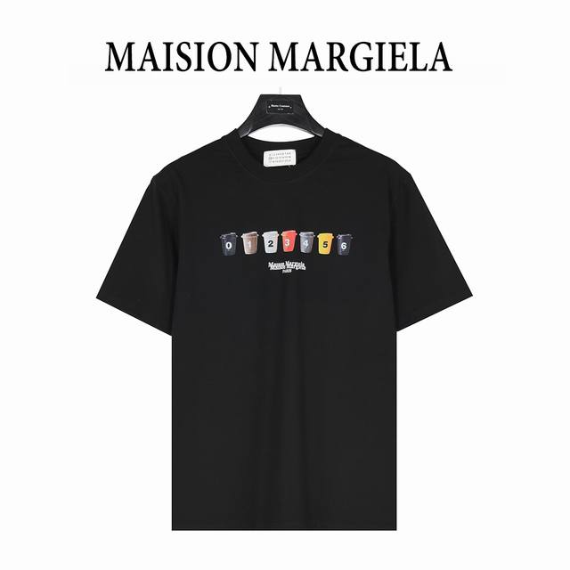 maisonmargiela 马吉拉 数字咖啡杯印花圆领短袖T恤 重磅精梳260G纯棉双纱面料 3D数码直喷工艺 图案立体清晰 时尚耐看 螺纹定织定染通肩拉条工