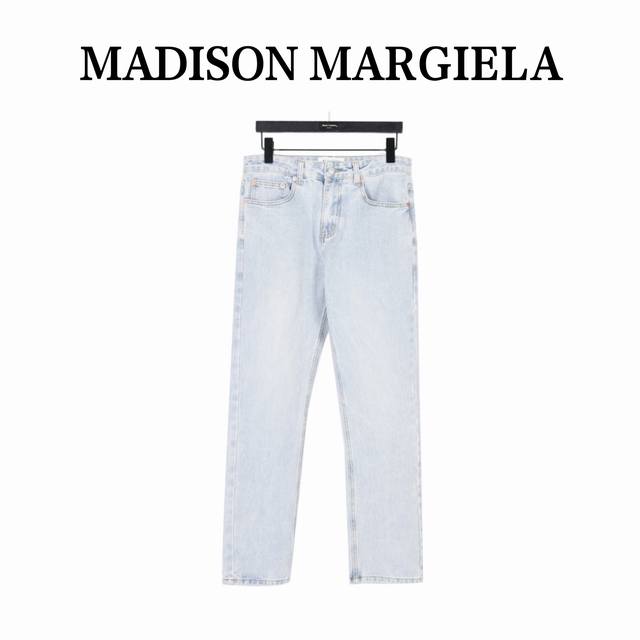 margiela 马吉拉 背袋日历牛仔裤 今年为止做的最牛逼的牛仔裤 重度水洗工艺 暗藏玄机的细节非常多 这次主推的裤子无论是版型还是上身都太完美 不如去做20