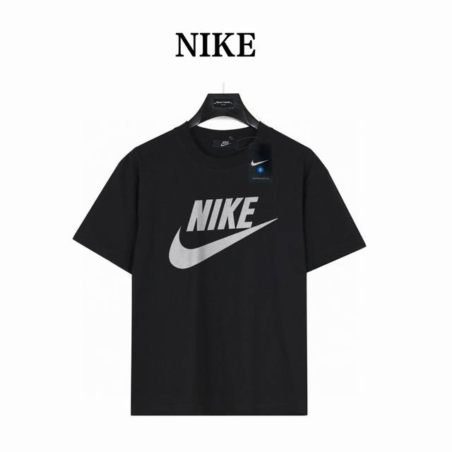 nike 经典耐克字母印花 款号:Nk01 黑色 240克重磅小落肩100%棉T恤 Os版型 宽松有型好搭配 采用精梳紧密赛络工艺 面料更耐磨 袖口以及下摆三排