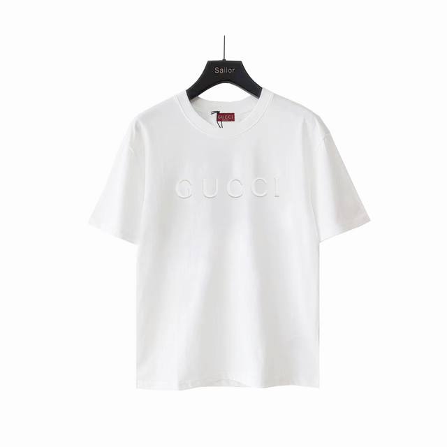 实拍细节图+尺码表 gucci 古驰 浮雕字母Logo短袖 进口百分百纯棉面料 穿着舒适透气 胸前印花清晰细腻 非小工厂p可比 档次高很有质感 简单大方得体 上
