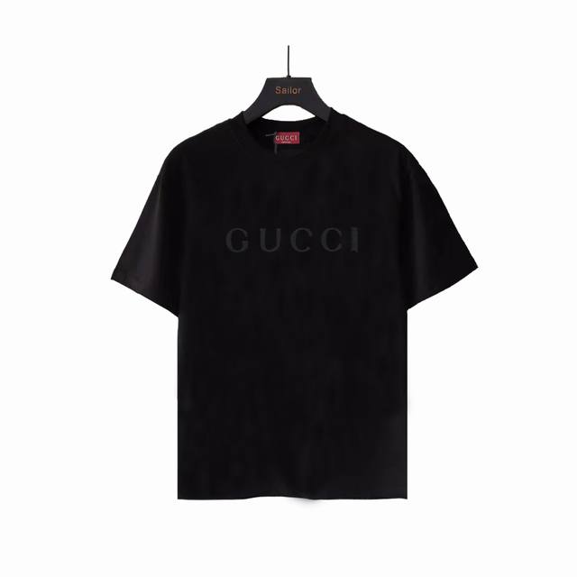 实拍细节图+尺码表 gucci 古驰 浮雕字母Logo短袖 进口百分百纯棉面料 穿着舒适透气 胸前印花清晰细腻 非小工厂p可比 档次高很有质感 简单大方得体 上
