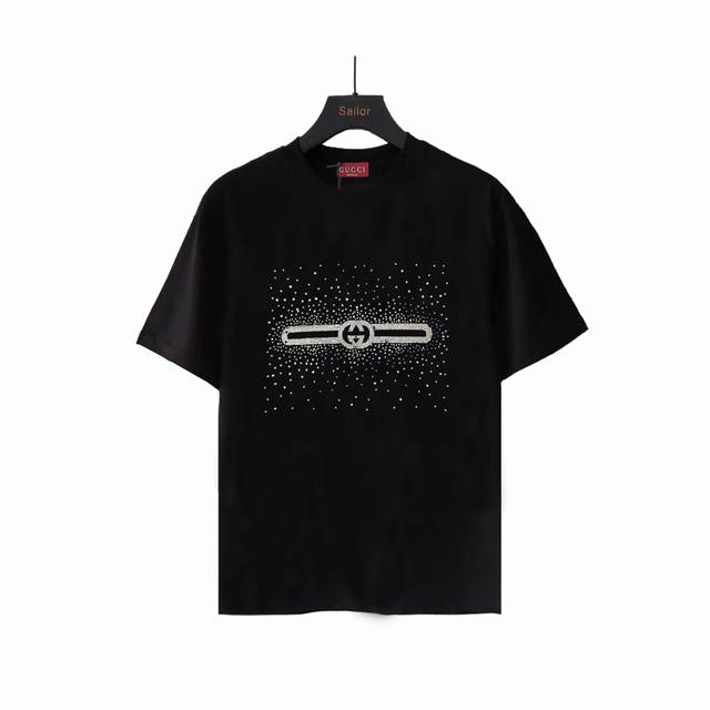 实拍细节图+尺码表 gucci 古驰 满天星烫钻Logo短袖 进口百分百纯棉面料 穿着舒适透气 胸前印花清晰细腻 非小工厂p可比 档次高很有质感 简单大方得体