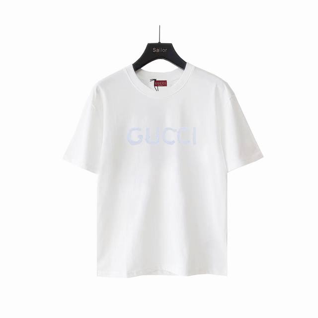 实拍细节图+尺码表 gucci 古驰 Logo字母刺绣短袖 进口百分百纯棉面料 穿着舒适透气 胸前印花清晰细腻 非小工厂p可比 档次高很有质感 简单大方得体 上