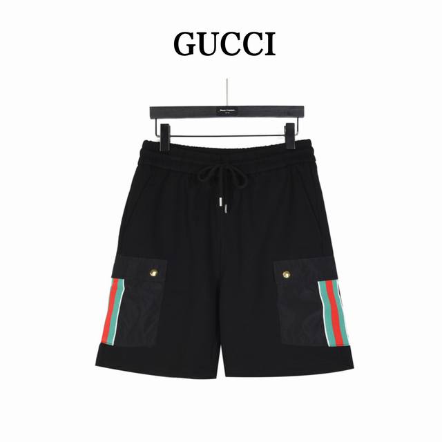 gucci 古驰 红绿织带侧口袋休闲短裤 夏日气质穿搭 诚意推荐这款短裤 高级感满满的颜色 上身清爽干净又简约百搭 随意配件深色点的T恤就能帅气的出门 定制的高
