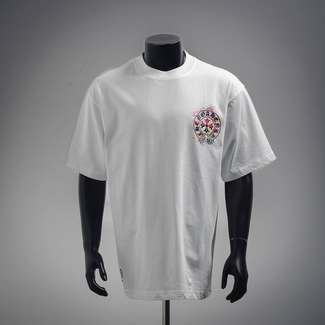 chrome Hearts 克罗心Ch 喷绘印花短袖T恤 面料采用 克重精梳棉 定制32支1*1螺纹 成衣两遍水洗处理 面料舒适亲肤无异感 定制定染面料 纺织密