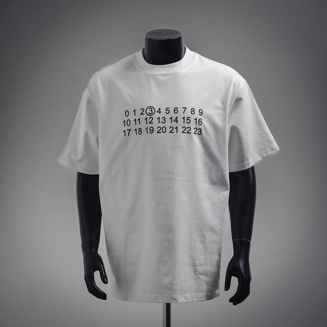 maisonmargiela 马吉拉 25Ss 数字3字母印花短袖T恤 logo标识精致升级 灵感源自八十年代复古原版面料官方同款短袖T恤 定制280克同缸染面