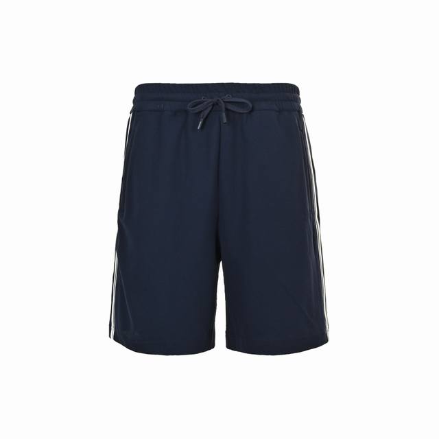 gucci 古驰 24Ss 侧边白条字母压胶短裤 这款单品出自Gucci Lido系列 设计灵感源自意大利海岸的夏日风情和海滩俱乐部 早秋系列聚焦基础廓形与经典