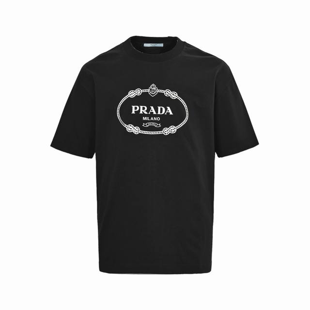 prada 普拉达 25Ss 烫银Logo短袖 32支双纱面料克重280克纯棉营造 纺织密度高 垂感佳 不易变形 厚织感加上紧密纺纱工艺 不会影响Tee的透气性
