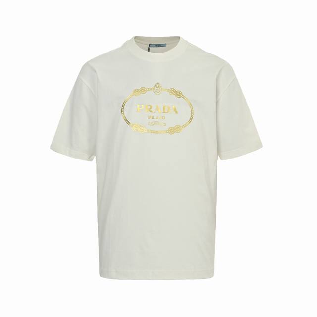 prada 普拉达 25Ss 烫银Logo短袖 32支双纱面料克重280克纯棉营造 纺织密度高 垂感佳 不易变形 厚织感加上紧密纺纱工艺 不会影响Tee的透气性