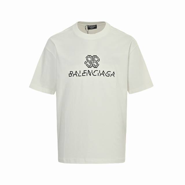 balenciaga 巴黎世家 25Ss 错位字母Logo刺绣短袖 胸前是经典的Logo 纯棉面料 细节无法挑剔 极具档次感与奢华辨识度 版型属于休闲宽松小落肩