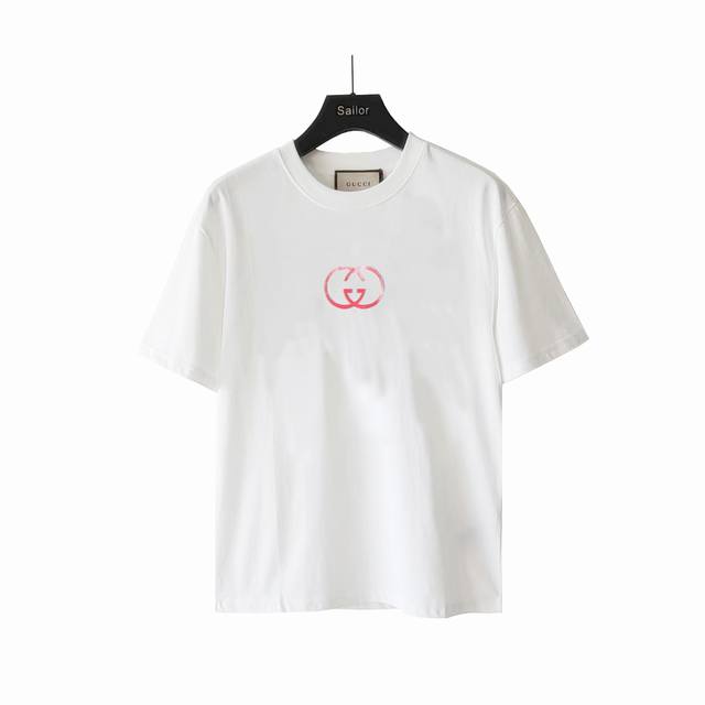 实拍细节图+尺码表 gucci 古驰 24Ss 重影Logo短袖 倾情推出缀饰活力印花的运动单品 迎接温暖季节的到来 品牌织带继续为整个设计注入复古气息 品牌标