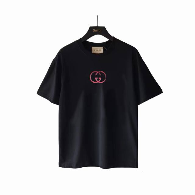 实拍细节图+尺码表 gucci 古驰 24Ss 重影Logo短袖 倾情推出缀饰活力印花的运动单品 迎接温暖季节的到来 品牌织带继续为整个设计注入复古气息 品牌标