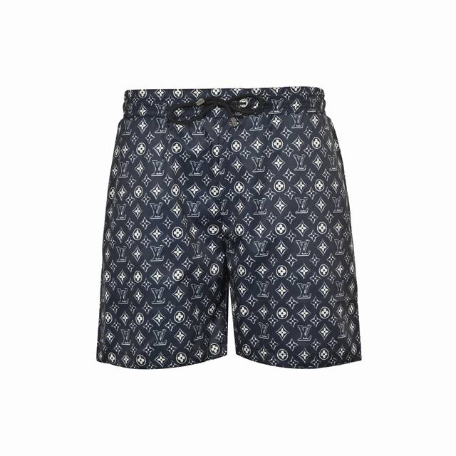 louisvuitton 路易威登 老花满印短裤 采用速干尼龙面料 网布内衬 透气轻盈 柔软舒适 全套原版定制五金辅料 细节拉满 市场上顶配版本 宽松短款 比正