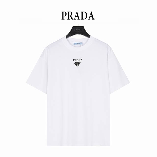 prada 普拉达 25Ss 领口金属三角徽标及字母印花短袖T恤 基础款我们最在意的就是面料和版型 p家经典修身版型 特殊立裁工艺 上身线条流畅 不管偏胖或是胖