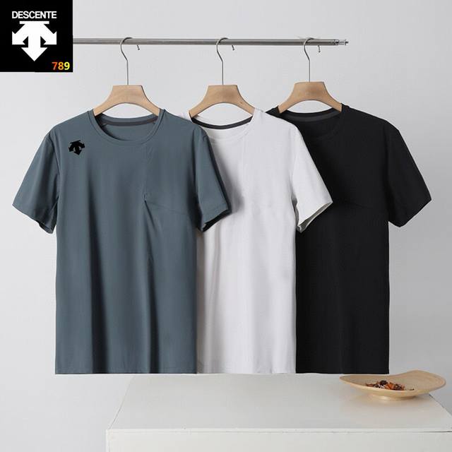 descente 迪桑特男士训练速干运动圆领短袖T桖Ns 颜色 灰白色 墨绿色 黑色 尺码 M-4Xl 面料:79%锦纶 21%氨纶