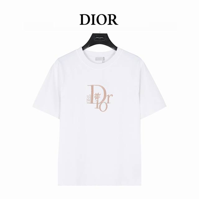 dior 迪奥 Dior By Erl联名刺绣短袖T恤 这款 T 恤来自 Dior By Erl 尊享联名系列 采用棉质270克纳维亚精棉平纹面料精心制作 胸前