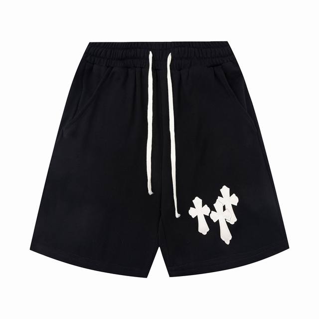 高版本Chrome Hearts 克罗心皮标十字短裤 男女同款 采用100%纯棉毛圈面料 棉质细腻柔软轻薄透气 前后小羊皮制成的十字架贴饰 质感油亮光泽 皮质的