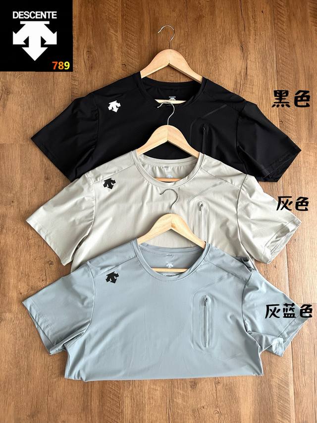 迪家夏季新款 这款男女同款的宽松短T 简直是穿搭界的宝藏 触感柔软爽滑 贴身穿超亲肤 透气吸湿 四季都能轻松驾驭~肩口独特的贴布压胶迪桑特图案 新颖又有辨识度
