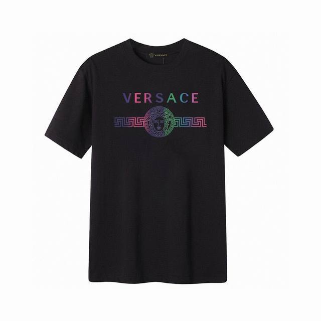 Versace 范思哲奢华炫彩美杜莎短袖T恤,简单的设计看起来特别大方 版型剪裁特别有讲究 上身很洋气显瘦内搭外穿都看高密针织圆领设计 平整简约 亲肤透爽 T恤
