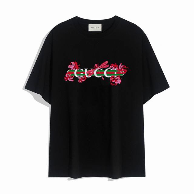 Gucci古驰新款短袖T恤,简单的设计看起来特别大方 版型剪裁特别有讲究 上身很洋气显瘦内搭外穿都看高密针织圆领设计 平整简约 亲肤透爽 T恤面料的柔软性舒适性