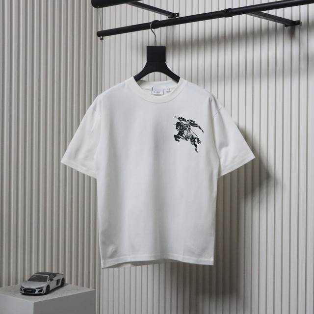 Burberry 巴宝莉 25Ss 破损战马短袖T恤 面料采用定制240G 26支特滑双股精棉平纹高密无尘全棉布料 前幅高密度加厚 走线平整 代工品质 全套定制