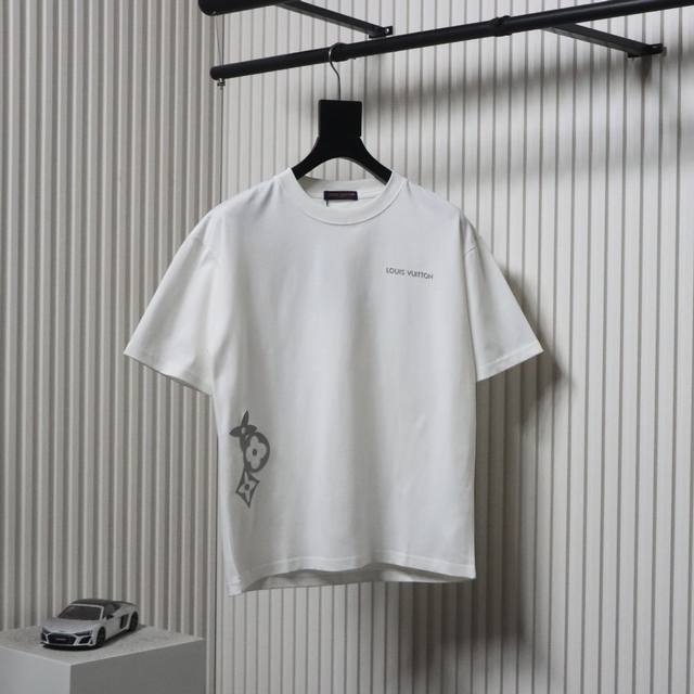 Louis Vuitton 路易威登 Lv 25Ss 腰间三花短袖T恤 面料采用定制240G 26支特滑双股精棉平纹高密无尘全棉布料 前幅高密度加厚 走线平整