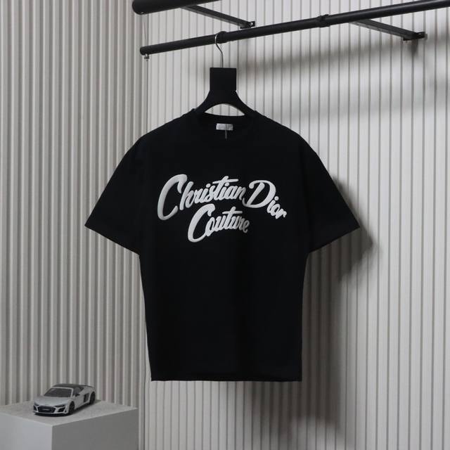 Dior 迪奥 25Ss 发泡字母短袖T恤 面料采用定制240G 26支特滑双股精棉平纹高密无尘全棉布料 前幅高密度加厚 走线平整 代工品质 全套定制辅料 尺码