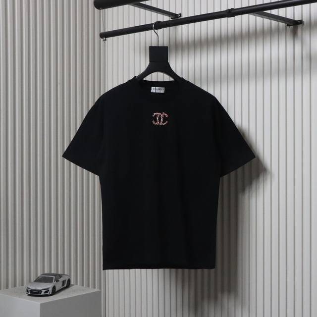 Chanel 香奈儿 25Ss 雪花刺绣短袖T恤面料采用定制240G 26支特滑双股精棉平纹高密无尘全棉布料 前幅高密度加厚 走线平整 代工品质 全套定制辅料
