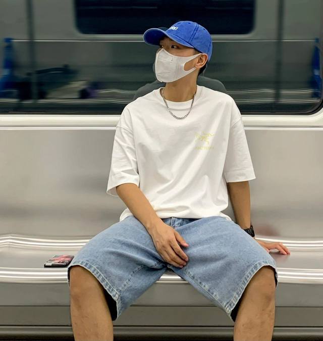 上新 始祖鸟夏季新款短袖T恤,简约大气的设计感 版型剪裁特别有讲究 上身很洋气显瘦内搭外穿都看 高密针织圆领设计 平整简约 亲肤透爽 T恤面料的柔软性舒适性无可