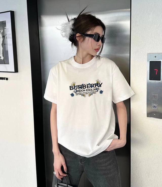 上新 Burberry巴宝莉字母短袖T恤 今年不可错过的经典印花棉质Tee,上身很洋气显瘦内搭外穿都看 高密针织圆领设计 平整简约 亲肤透爽 T恤面料的柔软性舒