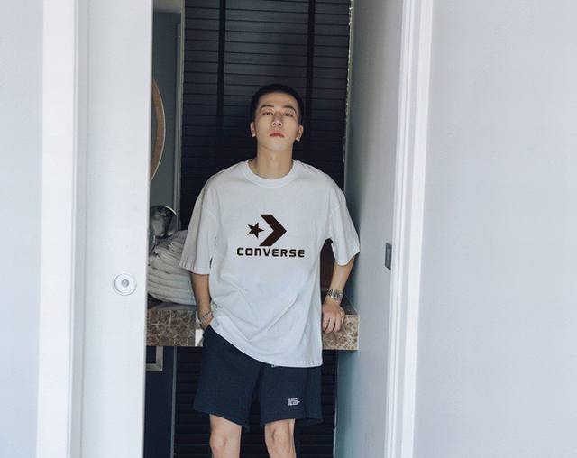 上新 Converse 匡威 大星箭 极简的设计转化为服装语言 就如这件基础短袖T恤 有着极其细腻的面料质感 平淡中无处不透入极简高级质感 简单 个性 品牌辨识