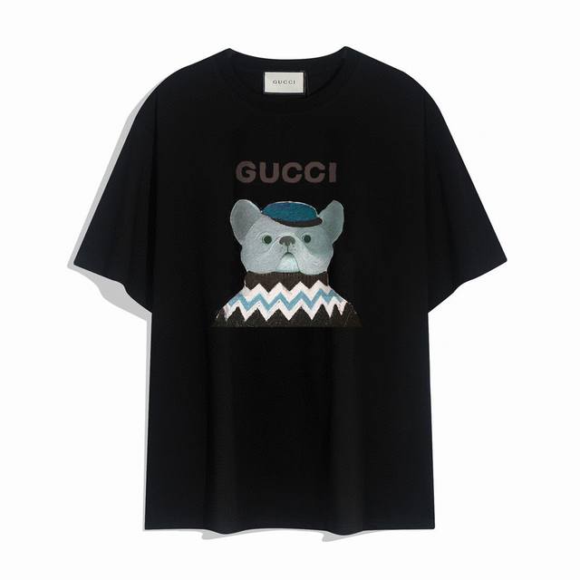 Gucci古驰新款短袖T恤,简单的设计看起来特别大方 版型剪裁特别有讲究 上身很洋气显瘦内搭外穿都看高密针织圆领设计 平整简约 亲肤透爽 T恤面料的柔软性舒适性