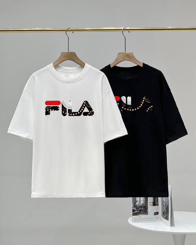 上新 Fila斐乐Logo经典款印花休闲宽松情侣款 短袖T恤 颜色: 黑色 白色 重磅专柜最新款 走一波 绝对私房牛货 原厂面料采用40织双纱面料 纯棉螺纹领口