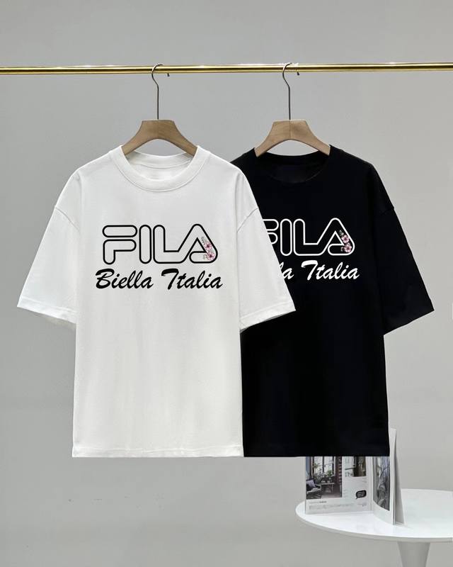 上新 Fila斐乐Logo经典款印花休闲宽松情侣款 短袖T恤 颜色: 黑色 白色 重磅专柜最新款 走一波 绝对私房牛货 原厂面料采用40织双纱面料 纯棉螺纹领口
