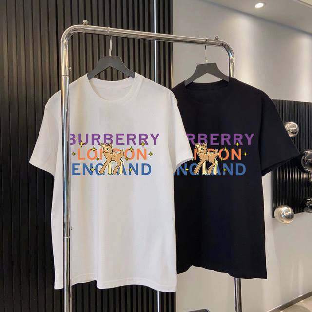 burberry 巴宝莉夏季新款梅花鹿印花短袖T恤 采用240克纯棉面料 舒适透气 巴宝莉一款非常好看的梅花鹿印花短袖 上身时尚潮流 黑白两色 万能搭配款 轻奢