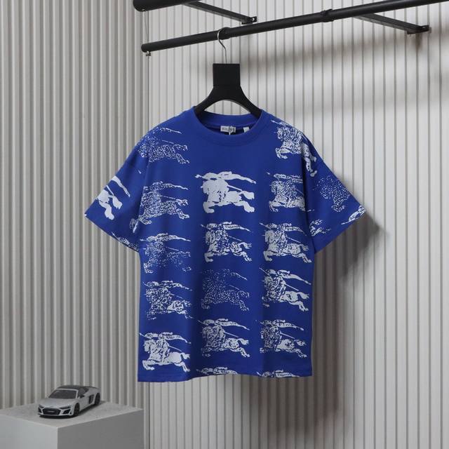 Burberry 巴宝莉 满印渐变战马印花短袖T恤 面料采用纯棉毛精梳棉面料 对色定染面料 采用进口水浆发泡厚版印花 上身效果宽松休闲 三标齐全 男女同款 颜色