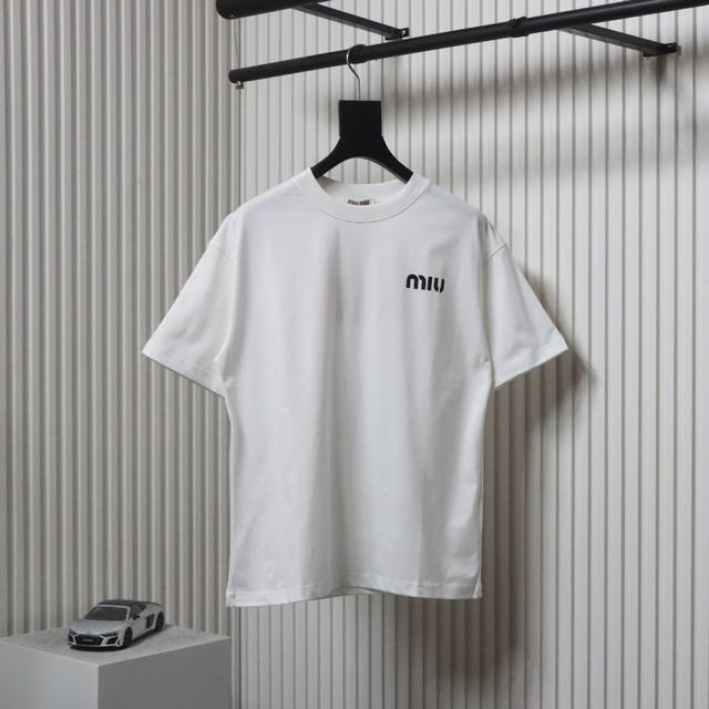 Miumiu 缪缪 25Ss 字母Logo发泡印花短袖T恤 面料采用高克重280G重精梳棉 定制1:1螺纹 专柜级别精致车线 做工精细 面料舒适亲肤无异感 定制