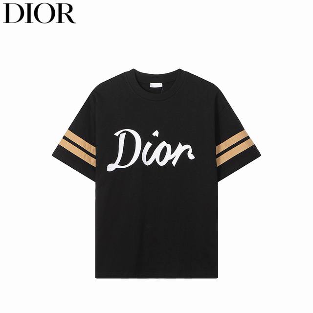 dior 迪奥 25Ss 经典47字母刺绣短袖 面料采用260克纯棉双纱配套11螺纹手感非常舒服 左右袖口采用定制织带缝合 经典精神 男女同款 颜色: 黑 尺码